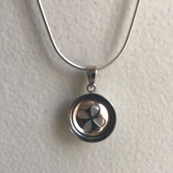 Sterling silver & fresh water pearl pendant  on 18” sterling silver snake chain - Picture 2 of 5